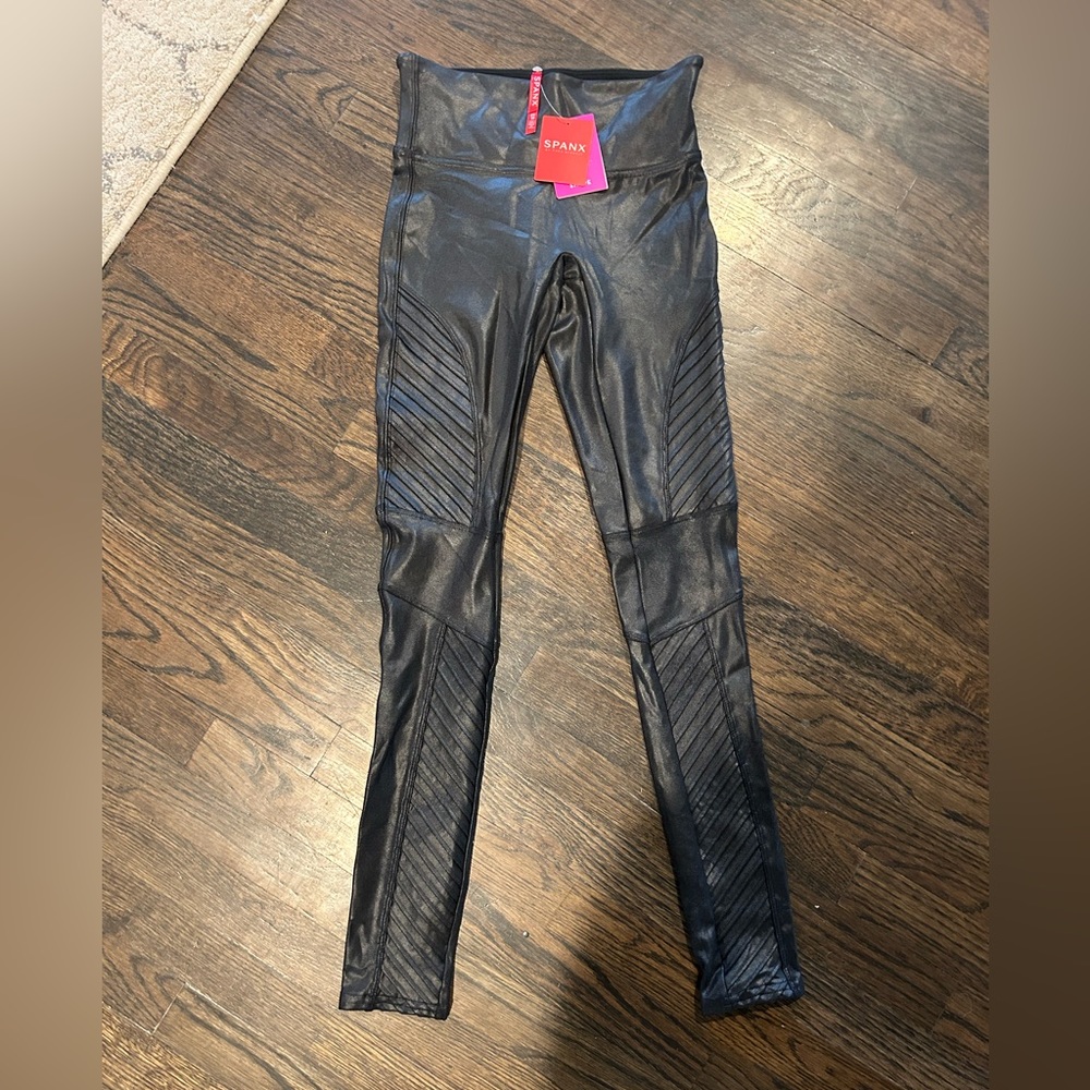 Spanx Faux Leather Moto Leggings
New with tags
Size XS
Retails $110